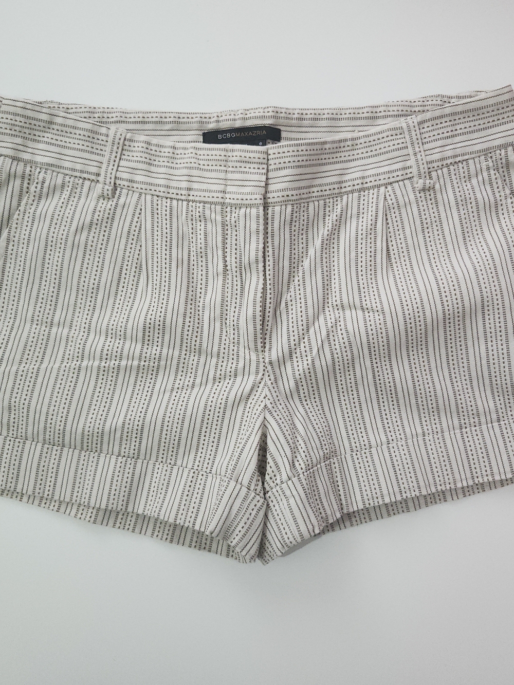 BCBG (BLAZER AVAIL ALSO) BCBGMAXAZRIA Cream Stripe Women's Shorts
